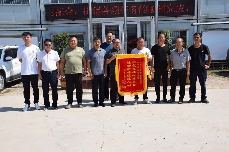 濮阳市户部寨镇侯李家村村委为阳新高速濮阳段1标送锦旗.jpg