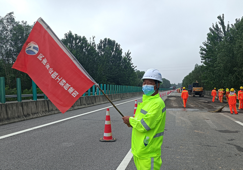 集团公司养护中心2021年德上高速公路永城段桥头跳车处治专项工程正式开工.png