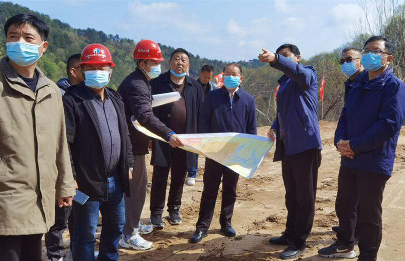 信阳市鸡公山管理委员会党委书记刘庆东一行检查明鸡高速第三合同段开工点施工部署情况-2.png