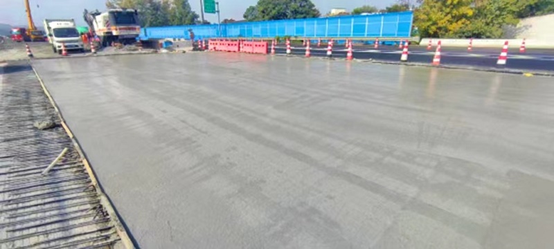 连霍大修桥面铺装混凝土浇筑.jpg