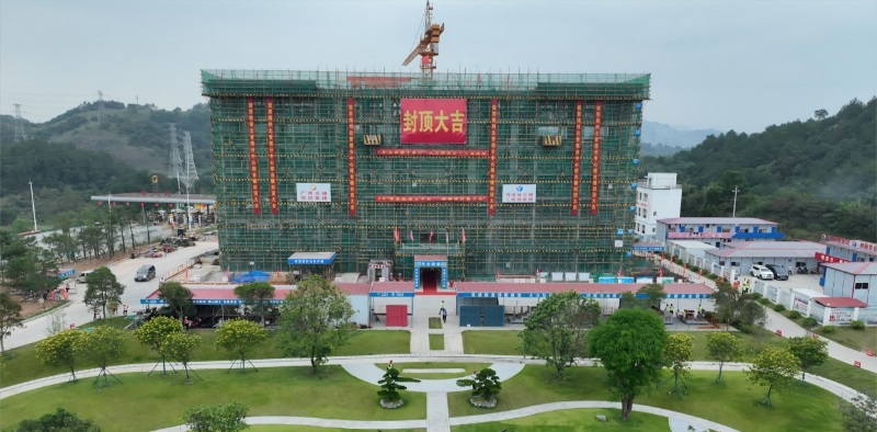 1700097903363.jpg 广西苍容高速1标梧州北管理分中心综合楼主体结构顺利封顶.jpg