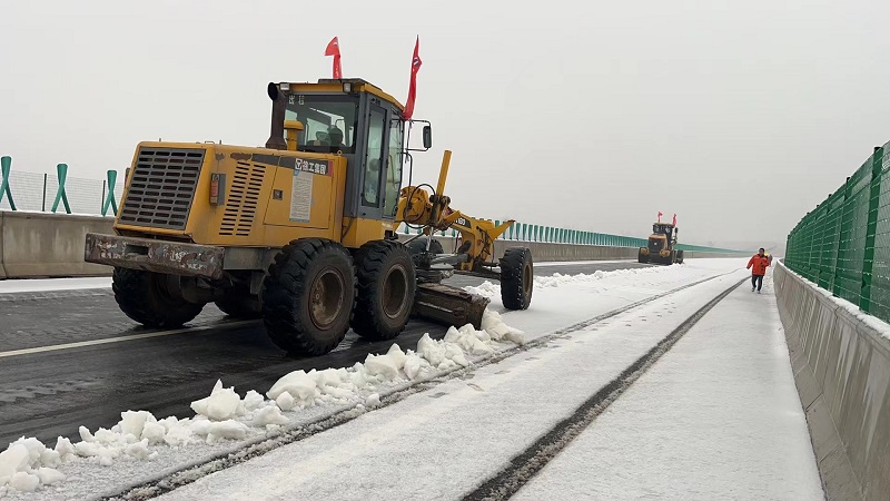 1702631609635.jpg 沿太行新乡段全线除雪作业 (2).jpg