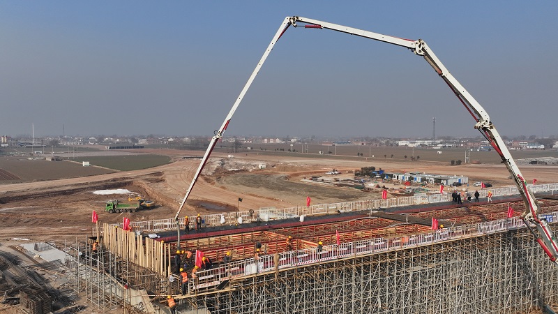 1705018617901.jpg 焦平高速焦荥段二标郭庄枢纽互通现浇箱梁开始浇筑1.jpg