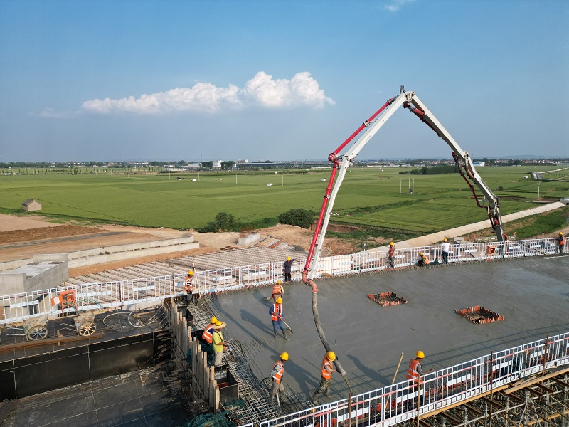 1715589547044.jpg 焦平高速焦荥段二标-郭庄枢纽互通D匝道桥第一联现浇箱梁顶板顺利浇筑.jpg